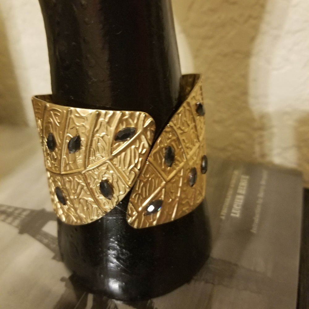 🦊Goldtone Leaf Bracelet🦊